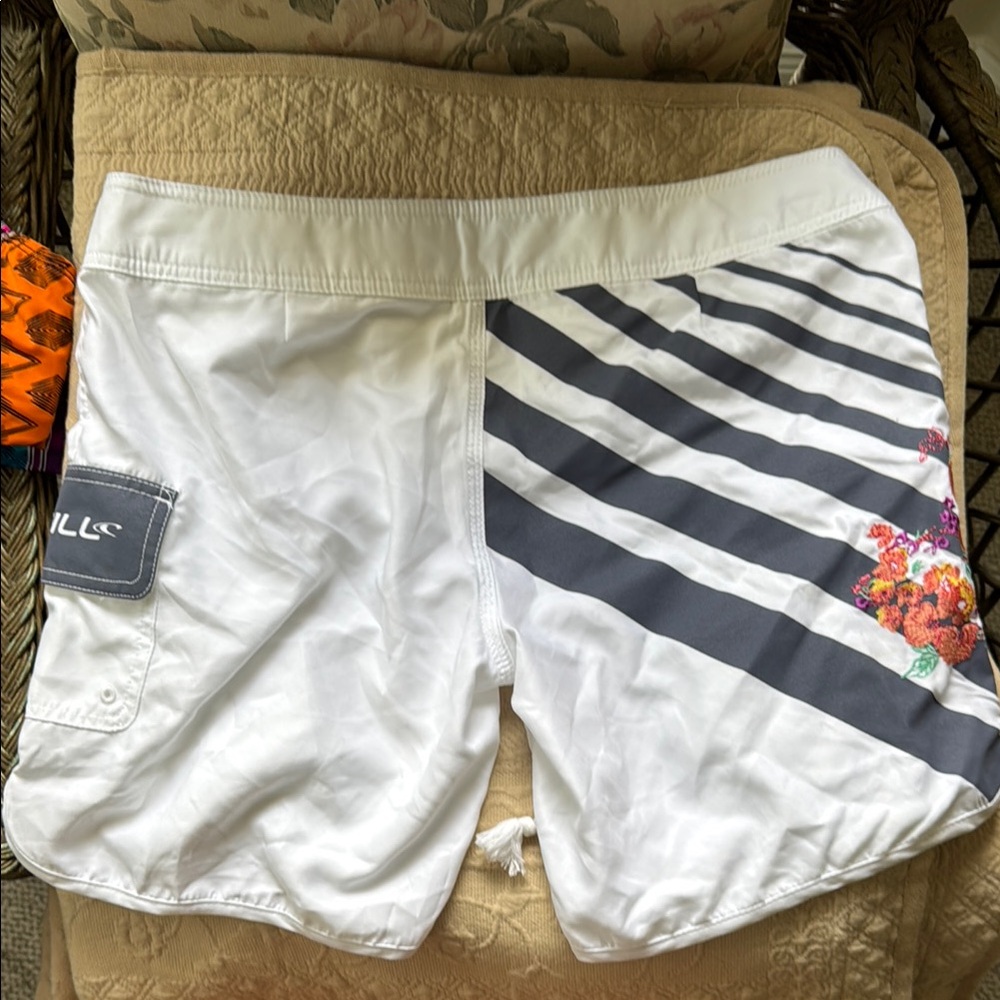 O'Neill Black and White Board Shorts Dynamic Design - Picture 2 of 5